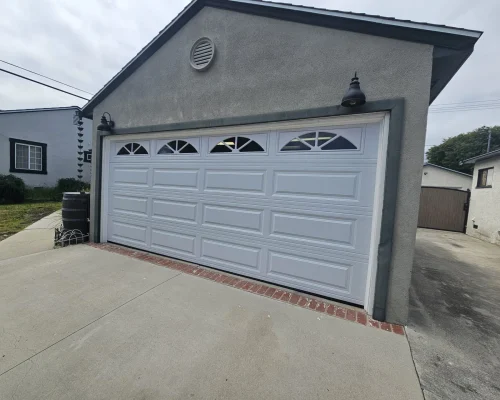 Garage Door Repair Huntington Beach 32 Panel de puerta de garaje blanco en Huntington Beach