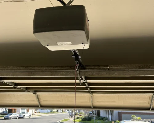 Garage Door Repair Huntington Beach 30 un abridor de puerta de garaje desde el techo