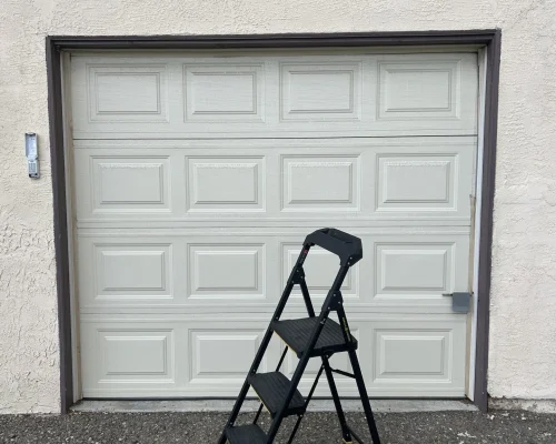 Garage Door Repair Huntington Beach 29 una escalera frente a la puerta de un garaje
